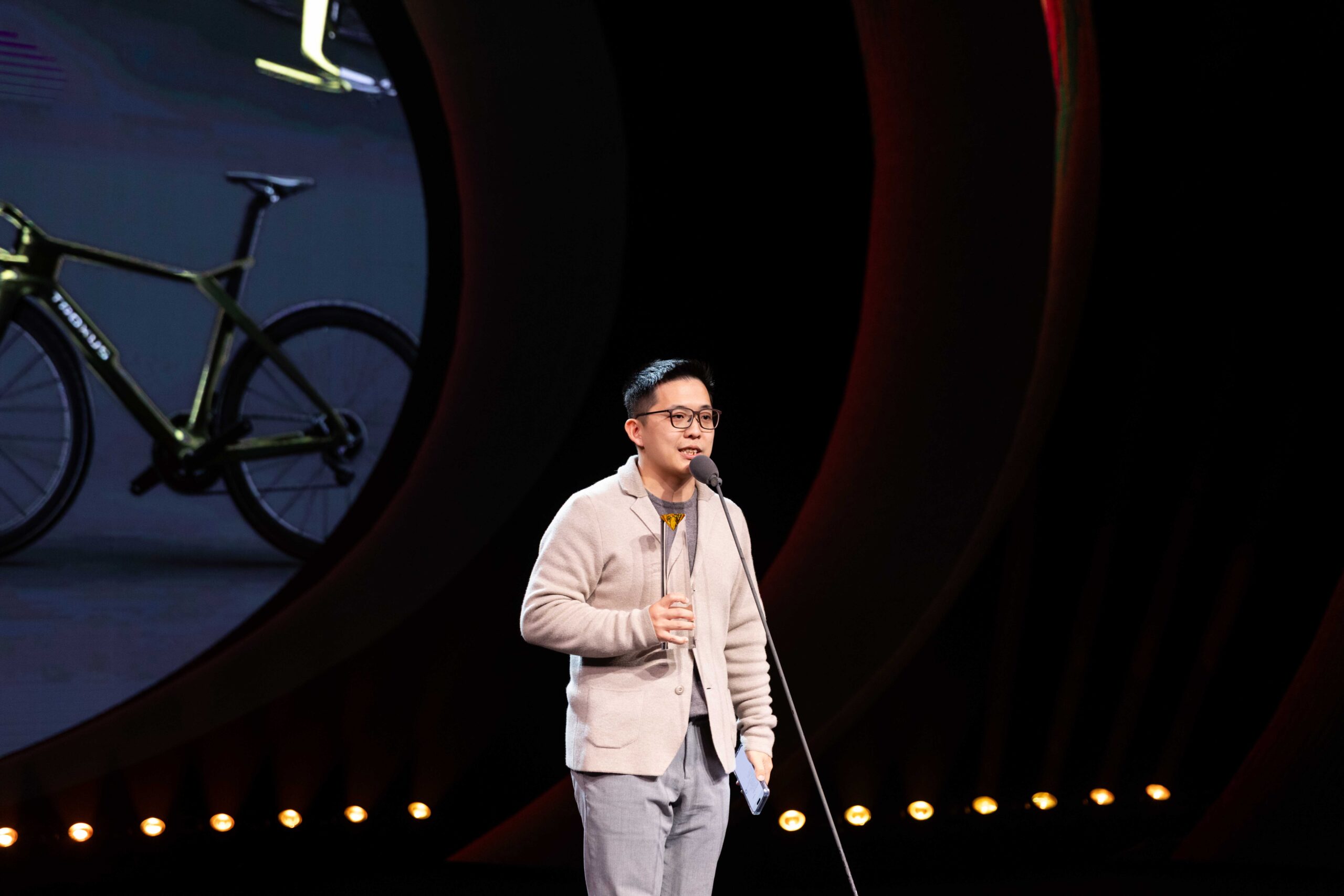 13 Representatives of the design team behind “ARIA,” the high-performance road bike by TROXUS, accepted the award on stage.